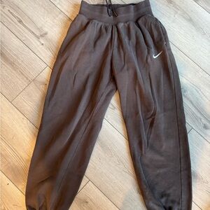 Nike Women’s Chocolate Brown Joggers Gently Used
